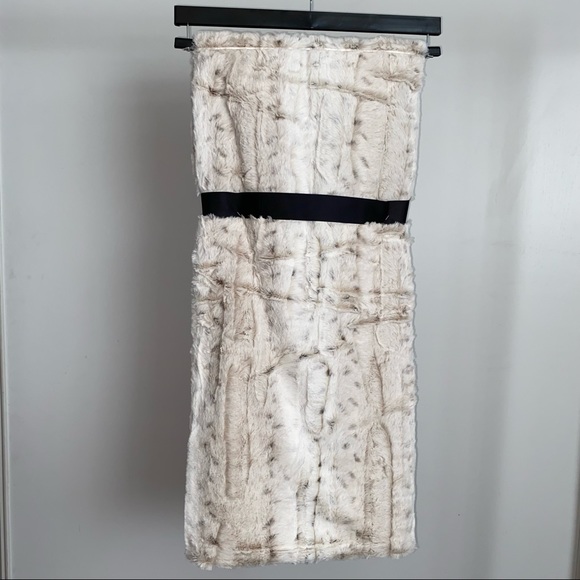 NWT DKNY Faux Fur Ivory Throw Blanket - Picture 3 of 5